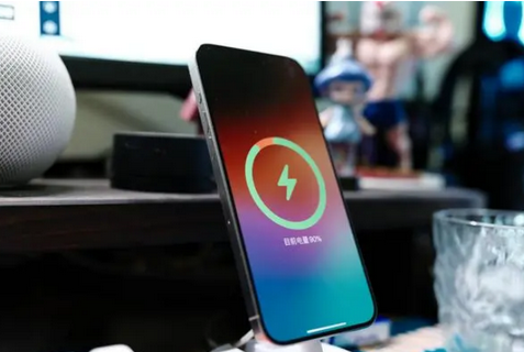 双牌苹果15换屏服务分享用什么充电器给iPhone15充电更好 